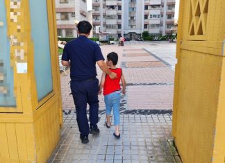 「想找爸爸」9歲男童迷途淚灑鳳山 警暖心安撫助返家