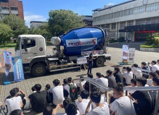 預拌車開進岡山農工!高市交大警宣導學子遠離「內輪差與死角」