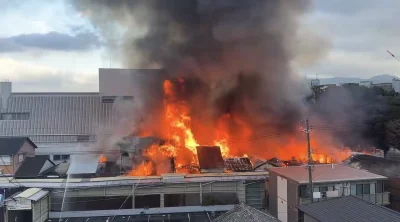 日本「伊勢神宮」旁商店街陷火海！延燒多棟建築　黑煙火舌直竄