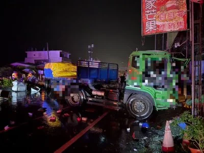 快訊／聯結車失控「飛越分隔島」撞電桿！台1線北上癱瘓　周遭大停電