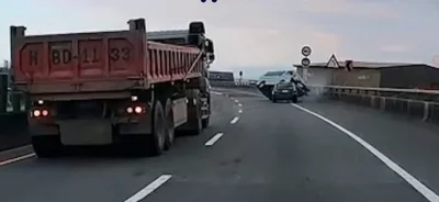 撞擊畫面曝光！台61線廂型車遭自小客車撞擊　路面翻滾打橫停住