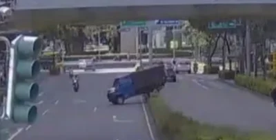 新莊小貨車忘拉手煞車釀禍！　往後滑動撞分隔島卡住