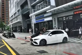 驚悚畫面曝光!勸阻停車場管理員與駕駛肢體衝突 男子竟遭衝撞趴引擎蓋載離 驚悚畫面曝光!勸阻停車場管理員與駕駛肢體衝突 男子竟遭衝撞趴引擎蓋載離