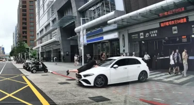 驚悚畫面曝光！勸阻停車場管理員與駕駛肢體衝突　男子竟遭衝撞趴引擎蓋載離