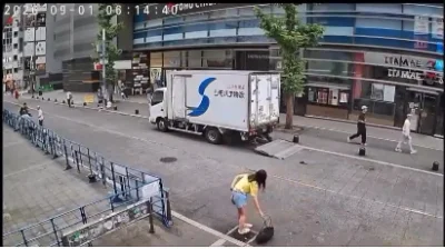影／日本歌舞伎町街頭排泄！女遊客當眾脫褲露屁股大解放　網友不解：旁邊賣場就有廁所