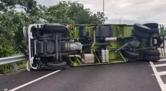 國3斗六段驚傳聯結車側翻!駕駛擦挫傷 大型拖吊車進場排除 國3斗六段驚傳聯結車側翻!駕駛擦挫傷 大型拖吊車進場排除