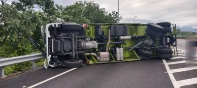 國3斗六段驚傳聯結車側翻！駕駛擦挫傷　大型拖吊車進場排除
