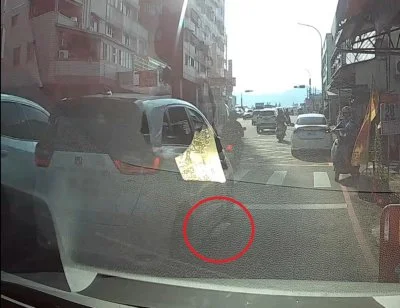 撞飛路旁汽車後視鏡逃逸被查獲 駕駛辯稱汽車音樂太大聲無法確定肇事
