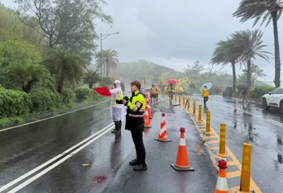 影／豪雨狂炸釀災！屏東台26線墾丁石牛溪路段「路面塌陷」　緊急搶修單線雙向管制通行