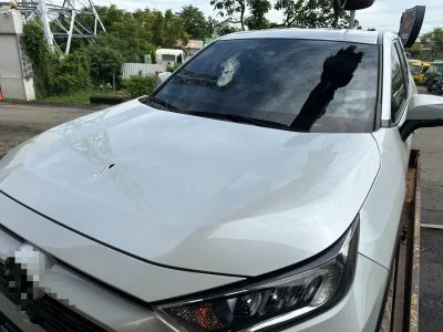 國3驚魂！對向貨櫃車「插銷」疑噴飛砸穿擋風玻璃　駕駛PO網：凶器還留車上