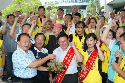 邱建富參選縣長登記，喊話藍、綠政策辯論