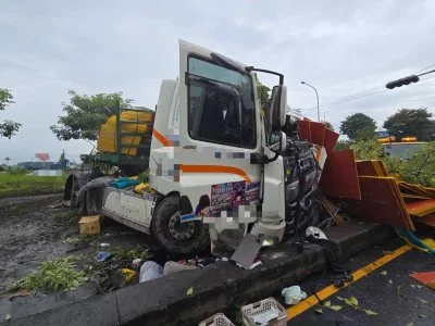 國1嘉義大林聯結車失控衝槽化島　車頭重創、板模散落一地！駕駛受傷送醫