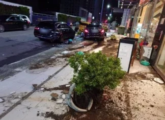 台中西屯凌晨酒駕自撞!賓士衝上人行道撞毀花台 駕駛受傷酒測超標 台中西屯凌晨酒駕自撞!賓士衝上人行道撞毀花台 駕駛受傷酒測超標