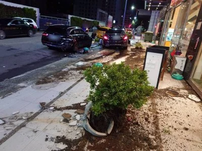 台中西屯凌晨酒駕自撞！賓士衝上人行道撞毀花台　駕駛受傷酒測超標