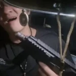 網路直播亮槍嗆聲栽了!台中警火速鎖定 北屯逮2男查扣衝鋒槍、手槍 網路直播亮槍嗆聲栽了!台中警火速鎖定 北屯逮2男查扣衝鋒槍、手槍