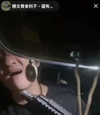 網路直播亮槍嗆聲栽了!台中警火速鎖定 北屯逮2男查扣衝鋒槍、手槍 網路直播亮槍嗆聲栽了!台中警火速鎖定 北屯逮2男查扣衝鋒槍、手槍