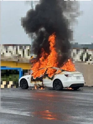 竹北電動車起火車內一人燒死！　停放中突起火原因待查