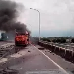 台78線快速道路火燒車釀3傷! 聯結車貨車相撞起火 台78線快速道路火燒車釀3傷! 聯結車貨車相撞起火