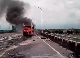 台78線快速道路火燒車釀3傷! 聯結車貨車相撞起火 台78線快速道路火燒車釀3傷! 聯結車貨車相撞起火