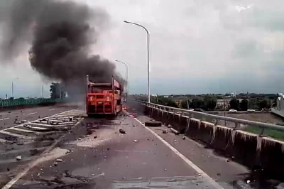 台78線快速道路火燒車釀3傷！　聯結車貨車相撞起火