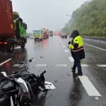 機車闖國道肇事事騎士受重傷! 追撞自小客車全身多處骨折擦挫傷 機車闖國道肇事事騎士受重傷! 追撞自小客車全身多處骨折擦挫傷