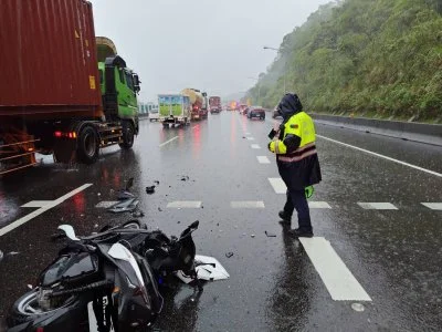 機車闖國道肇事事騎士受重傷！　追撞自小客車全身多處骨折擦挫傷