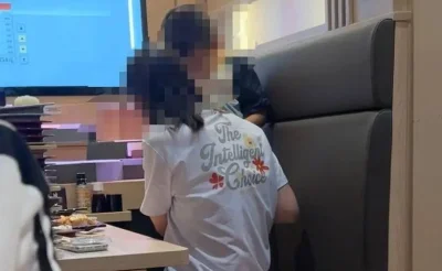 影／迴轉壽司店離譜一幕！陸男童站壽司郎桌上小便「家長拿杯子幫接尿」　當事人道歉了