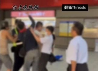 士林捷運站外爆衝突!男子街頭扭打 民眾直擊:出去玩路上直接武打場 士林捷運站外爆衝突!男子街頭扭打 民眾直擊:出去玩路上直接武打場