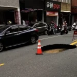 獨/高雄瑞隆路天坑!民眾嚇壞「路掉下去了」 獨/高雄瑞隆路天坑!民眾嚇壞「路掉下去了」