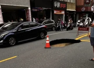 獨/高雄瑞隆路天坑!民眾嚇壞「路掉下去了」 獨/高雄瑞隆路天坑!民眾嚇壞「路掉下去了」