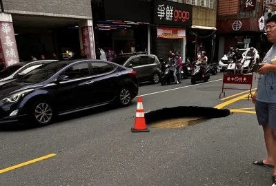 獨／高雄瑞隆路天坑！民眾嚇壞「路掉下去了」