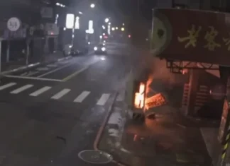 暗夜驚魂!蘆洲中華電信交接箱突爆炸起火 碎片波及路旁停放5機車 暗夜驚魂!蘆洲中華電信交接箱突爆炸起火 碎片波及路旁停放5機車