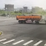 車斗未收妥闖禍! 台中砂石車勾扯電纜線致號誌燈桿倒地 車斗未收妥闖禍! 台中砂石車勾扯電纜線致號誌燈桿倒地