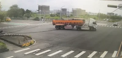 車斗未收妥闖禍！　台中砂石車勾扯電纜線致號誌燈桿倒地