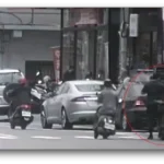 驚險畫面曝!彰化小貨車路邊開門 機車閃避不及猛撞2人送醫 驚險畫面曝!彰化小貨車路邊開門 機車閃避不及猛撞2人送醫