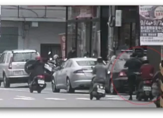 驚險畫面曝!彰化小貨車路邊開門 機車閃避不及猛撞2人送醫 驚險畫面曝!彰化小貨車路邊開門 機車閃避不及猛撞2人送醫