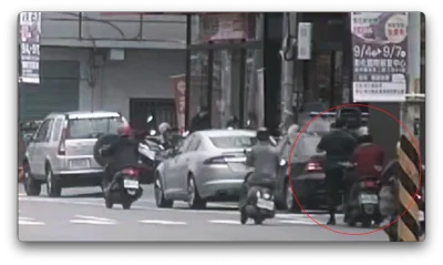 驚險畫面曝！彰化小貨車路邊開門　機車閃避不及猛撞2人送醫