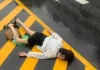 65歲婦人國小校門前跌倒昏迷! 警消到場送醫 65歲婦人國小校門前跌倒昏迷! 警消到場送醫