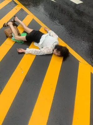 65歲婦人國小校門前跌倒昏迷！　警消到場送醫