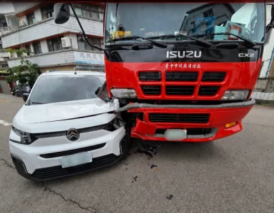 台中消防車休旅車相撞　兩車「緊緊嵌合」