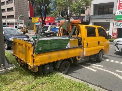 撞擊畫面曝光！工程車駕駛身體突不適連環撞　汽機車及公車遭波及釀5傷