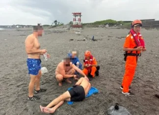 外籍遊客七星潭戲水受困! 海巡即時下水救援 外籍遊客七星潭戲水受困! 海巡即時下水救援