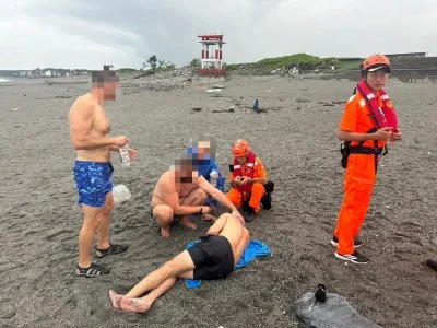 外籍遊客七星潭戲水受困！　海巡即時下水救援