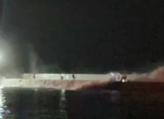 影/大浪突襲!永安漁港驚傳釣客「遭捲入海」影片曝光 目擊者急報海巡 影/大浪突襲!永安漁港驚傳釣客「遭捲入海」影片曝光 目擊者急報海巡