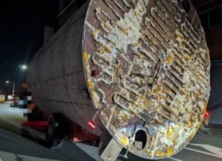 聯結車勾落電線害酒駕機車騎士摔車! 駕駛開罰騎士移送法辦 聯結車勾落電線害酒駕機車騎士摔車! 駕駛開罰騎士移送法辦