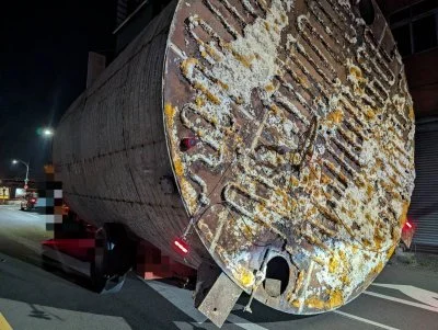 聯結車勾落電線害酒駕機車騎士摔車！　駕駛開罰騎士移送法辦 
