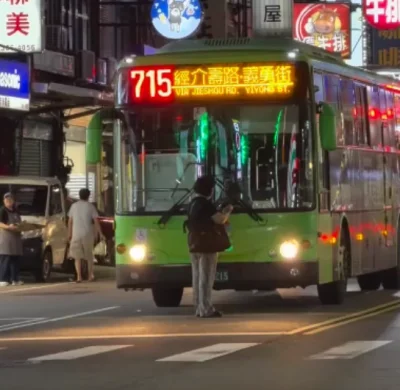 桃園八德婦人擋公車！運將未見她招手過站不停　警方將開罰