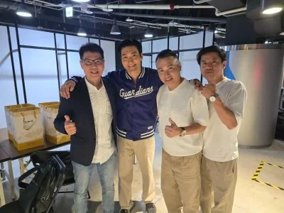 始源「幫粉絲加菜」同框鼎王董座　網笑：是股東見面會