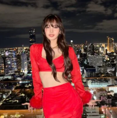 Lisa「緋聞男友」突上傳摟腰親密合照！戀情動態掀討論