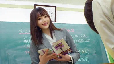 影／參考書被拿去當女教師AV片演出道具　日本補習班講師大方回應：想不到有什麼理由要生氣